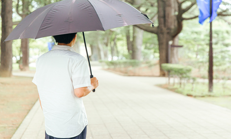 男の日傘は恥ずかしい？メンズも日傘を差す時代へ