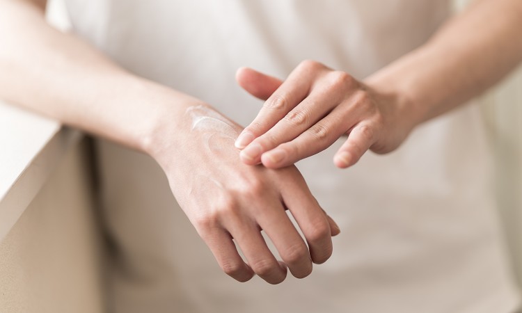 乾燥知らずのなめらか手肌へ！悩めるあなたへ贈る、効果的な手荒れケアとハンドクリーム選びの極意