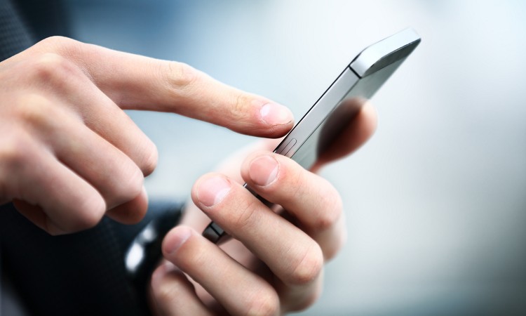 塗ってすぐにスマホが触れる！？べたつかないハンドクリームを徹底解説。快適な手肌ケアをするための秘密や塗り方がある！