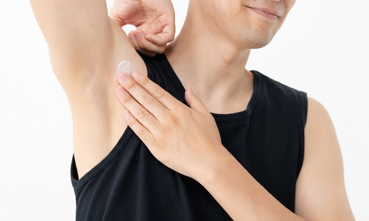 冬の汗、体臭、加齢臭は夏よりクサイ？冬の厚着に潜むニオイの正体と、プロが教える「デオドラントクリーム」を活用した最強の防臭術